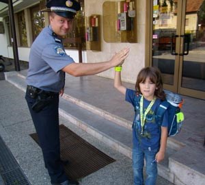 Slika PU_KZ/policajaca-i-dijete.jpg
